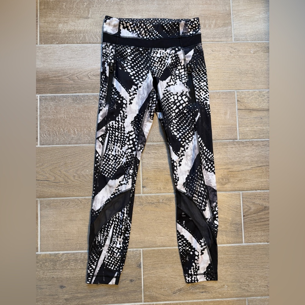 Lululemon Black/White 23” Leggings sz 2